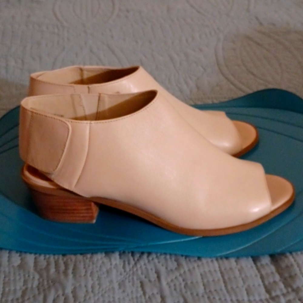 Coldwater Creek Cream Colored Sandals